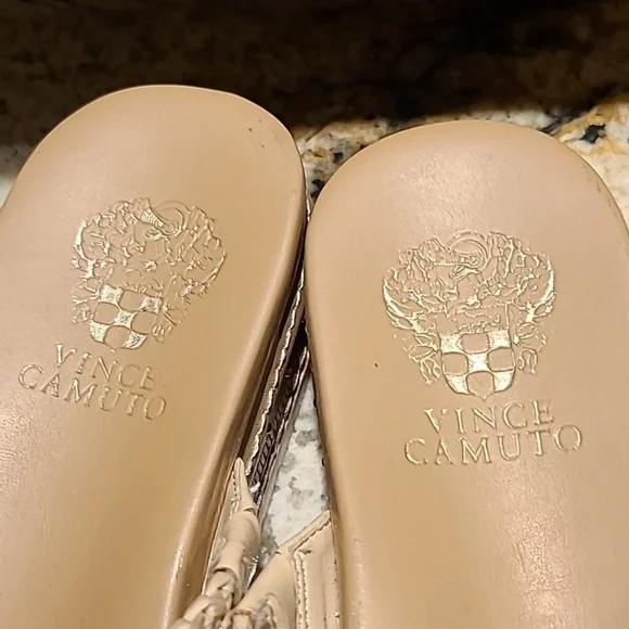 Vince Camuto Ravensal slide Sz 8 to 8.5. - Picture 3 of 13